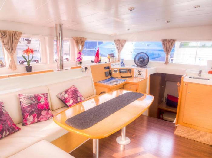 White Sails Yacht Sunrise Botel