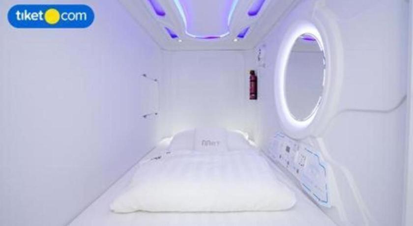 Hostel Met A Space Pod @ Chinatown *