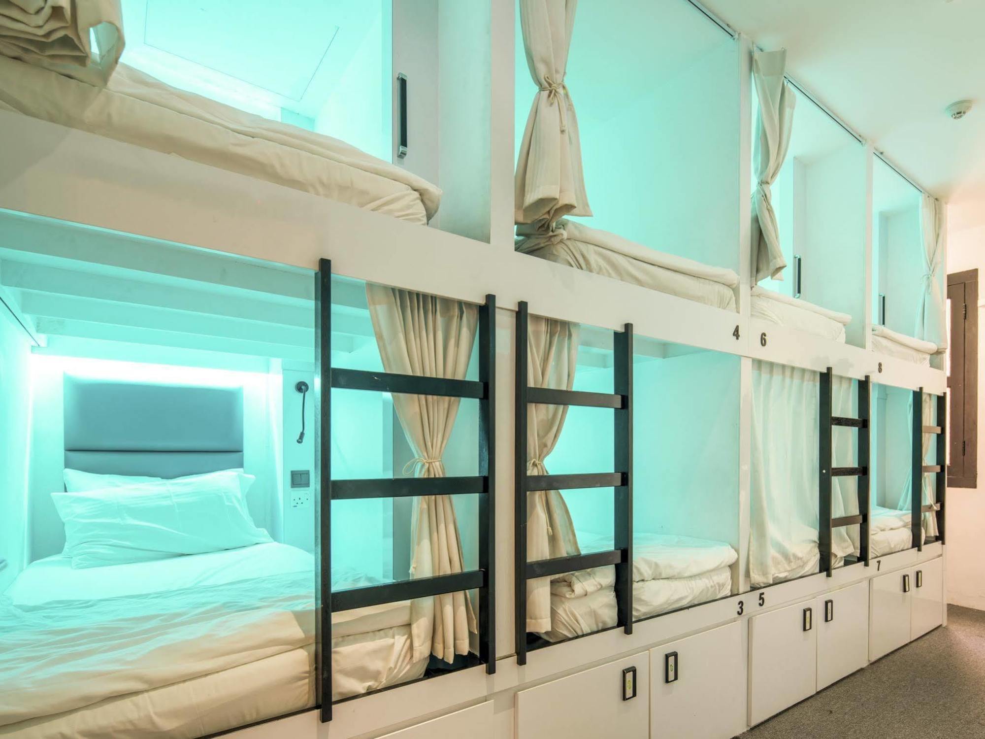 Wink At Mosque Street Capsulehotel Singapore