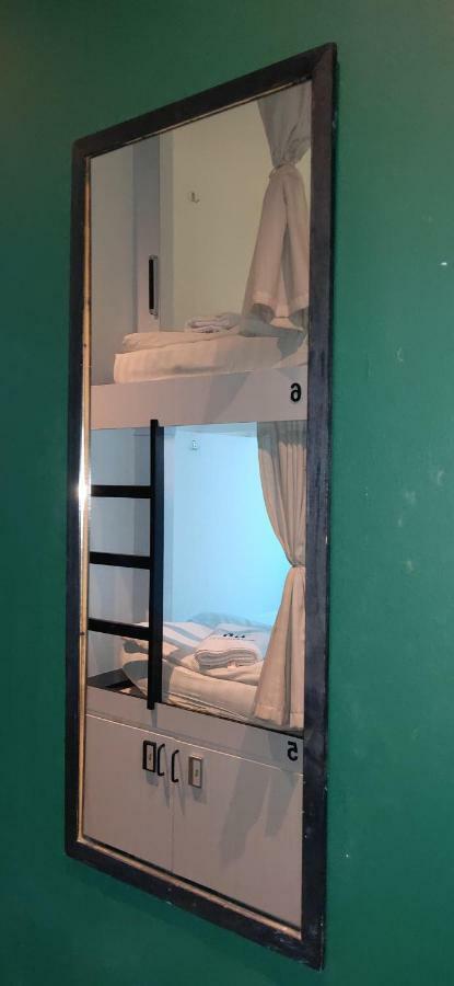 Wink At Mosque Street Capsulehotel Singapore