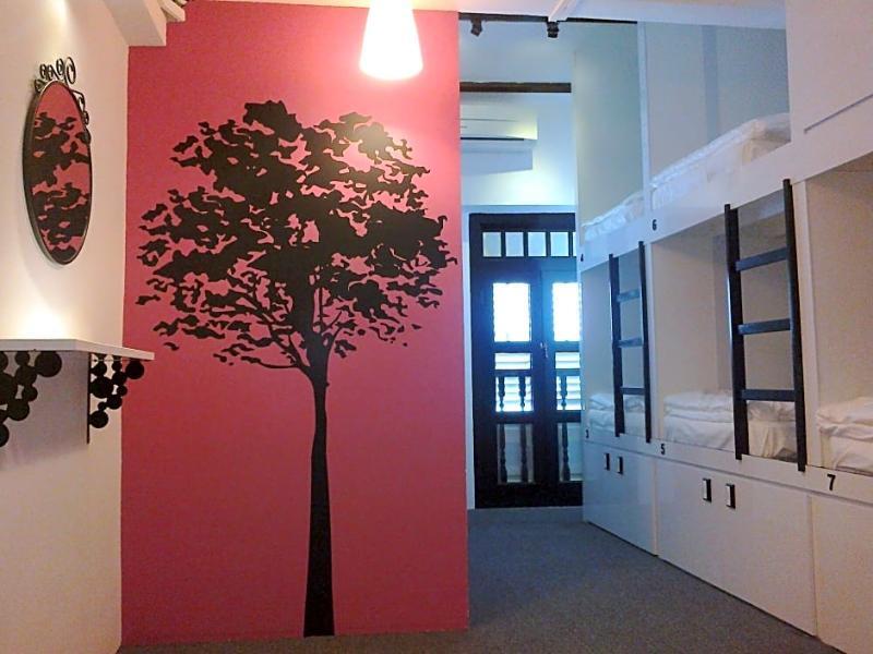 Wink At Mosque Street Capsulehotel Singapore
