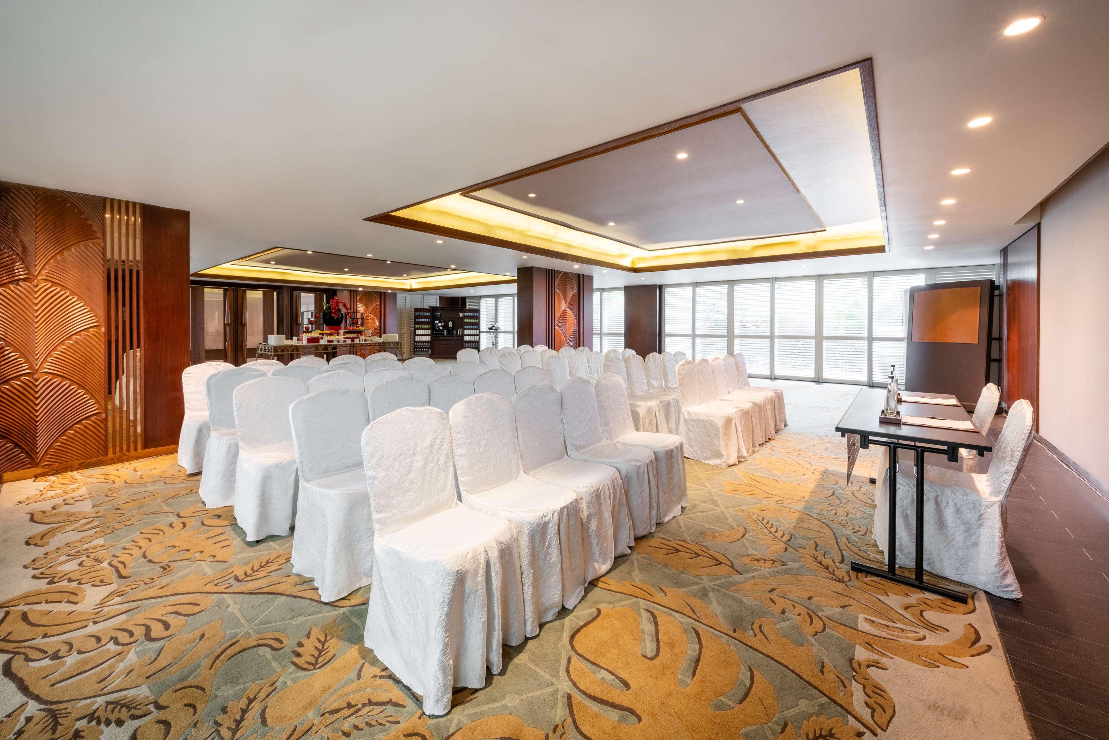 Shangri-la Hotel 5*