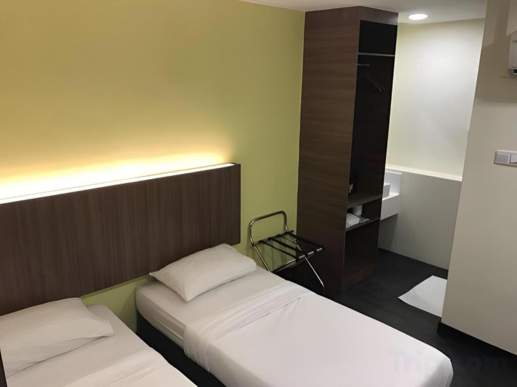 L @ 51 Desker Hotel Singapore