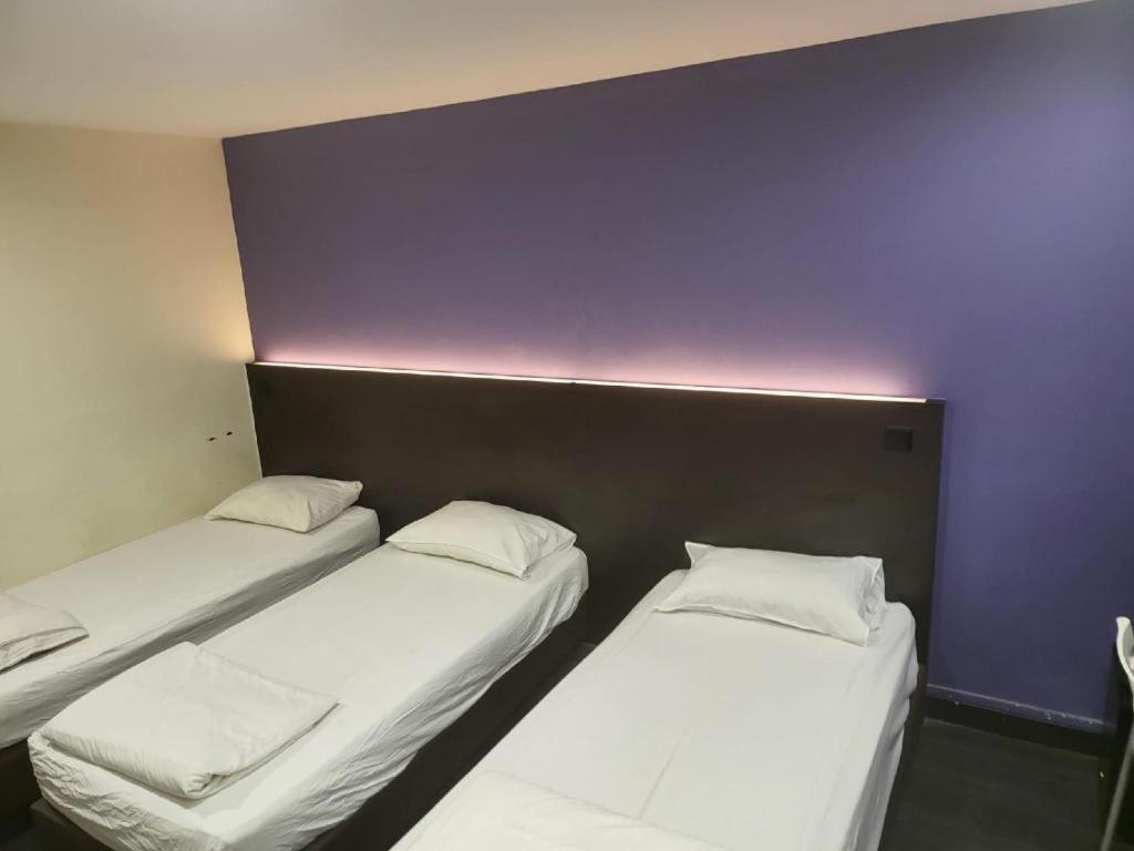 L @ 51 Desker Hotel 2*