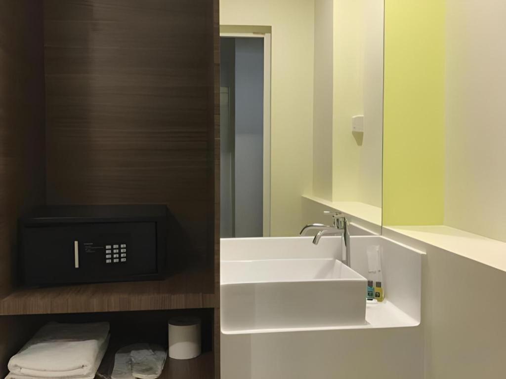 L @ 51 Desker Hotel 2*