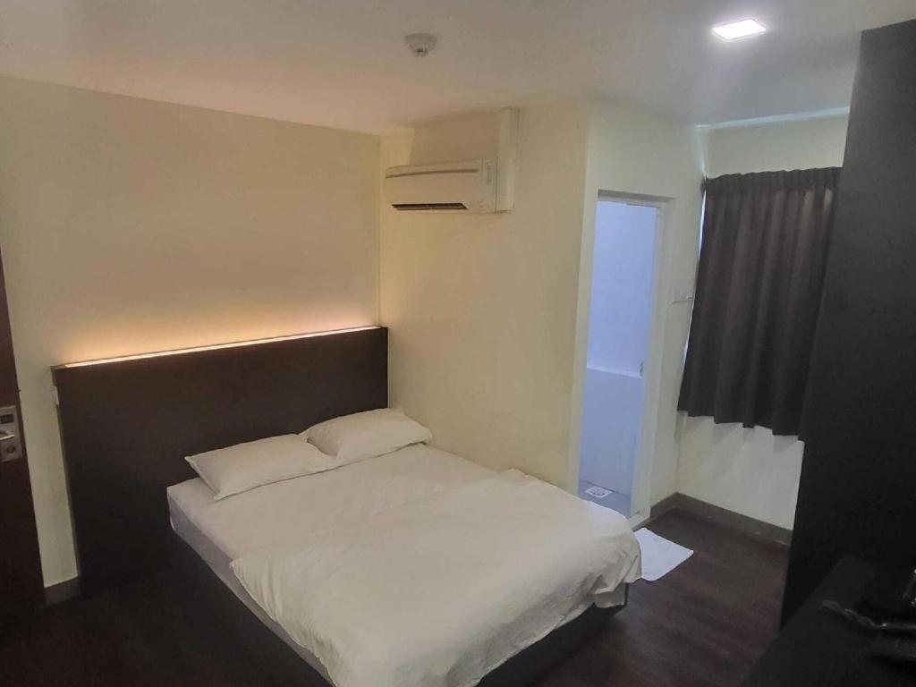 L @ 51 Desker Hotel