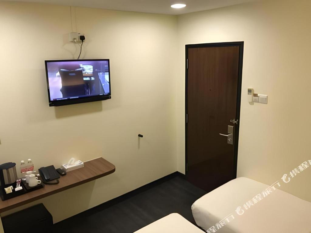 L @ 51 Desker Hotel