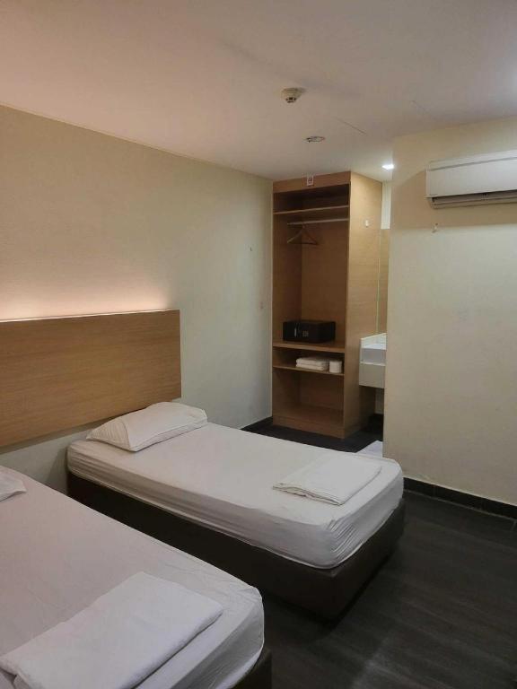 L @ 51 Desker Hotel 2*