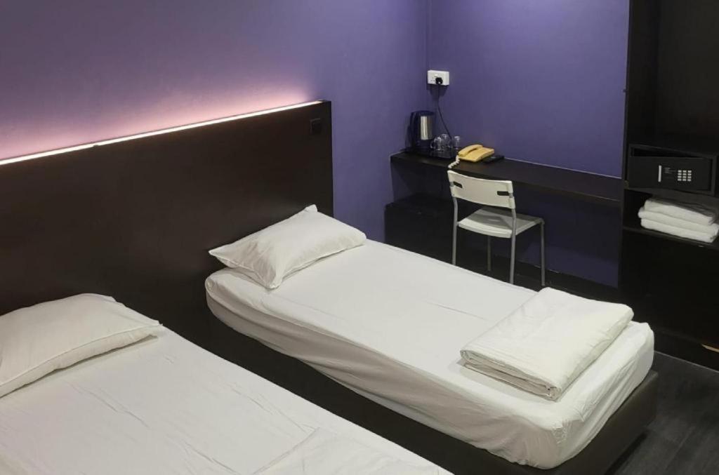 L @ 51 Desker Hotel