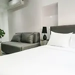 Deluxe Studio & Suite By Rr