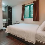 A Hotel Desker, Stay From 10Pm To 9Am