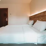 A Hotel Desker, Stay From 10Pm To 9Am