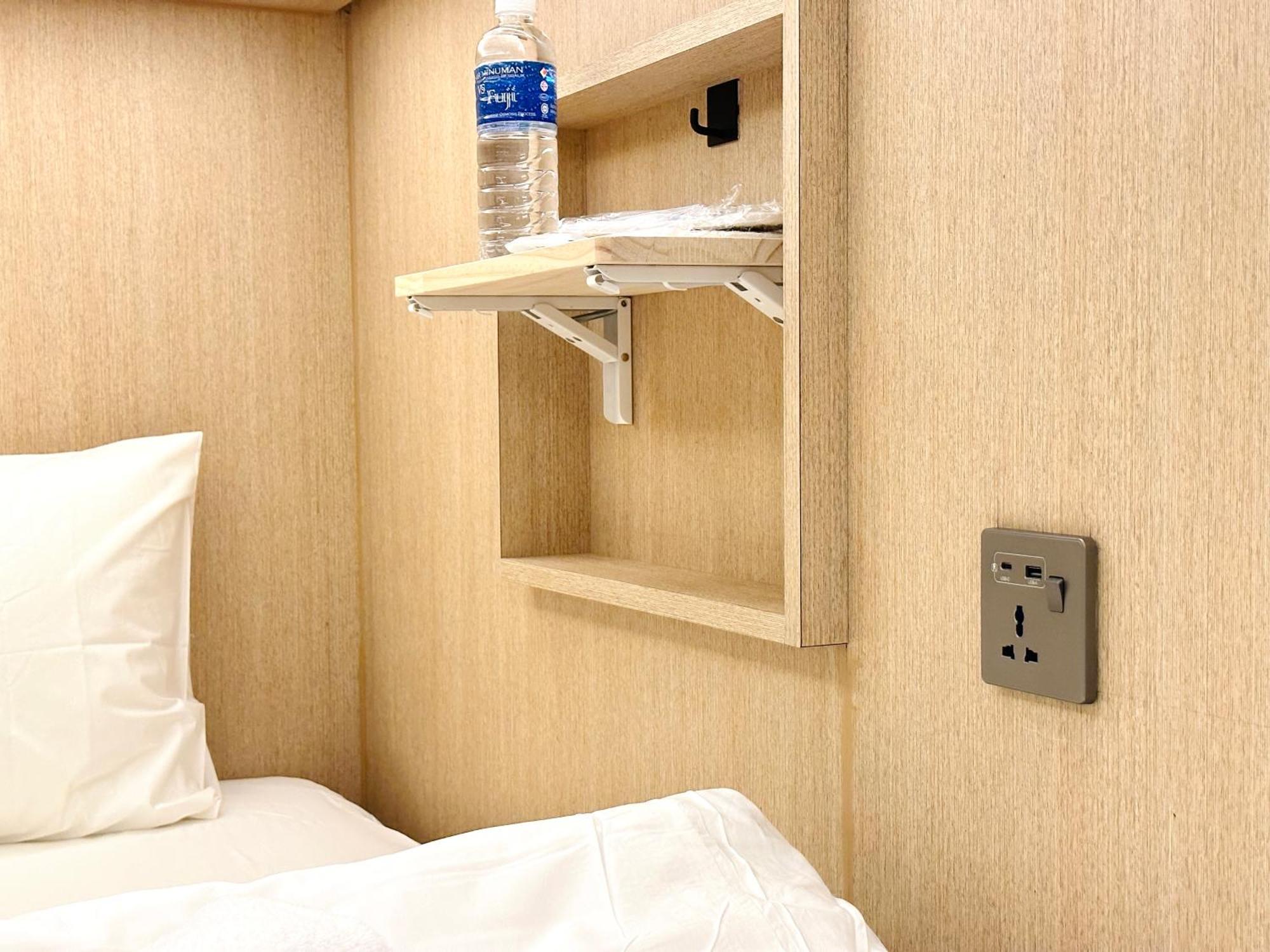 Capsulehotel The Capsule *