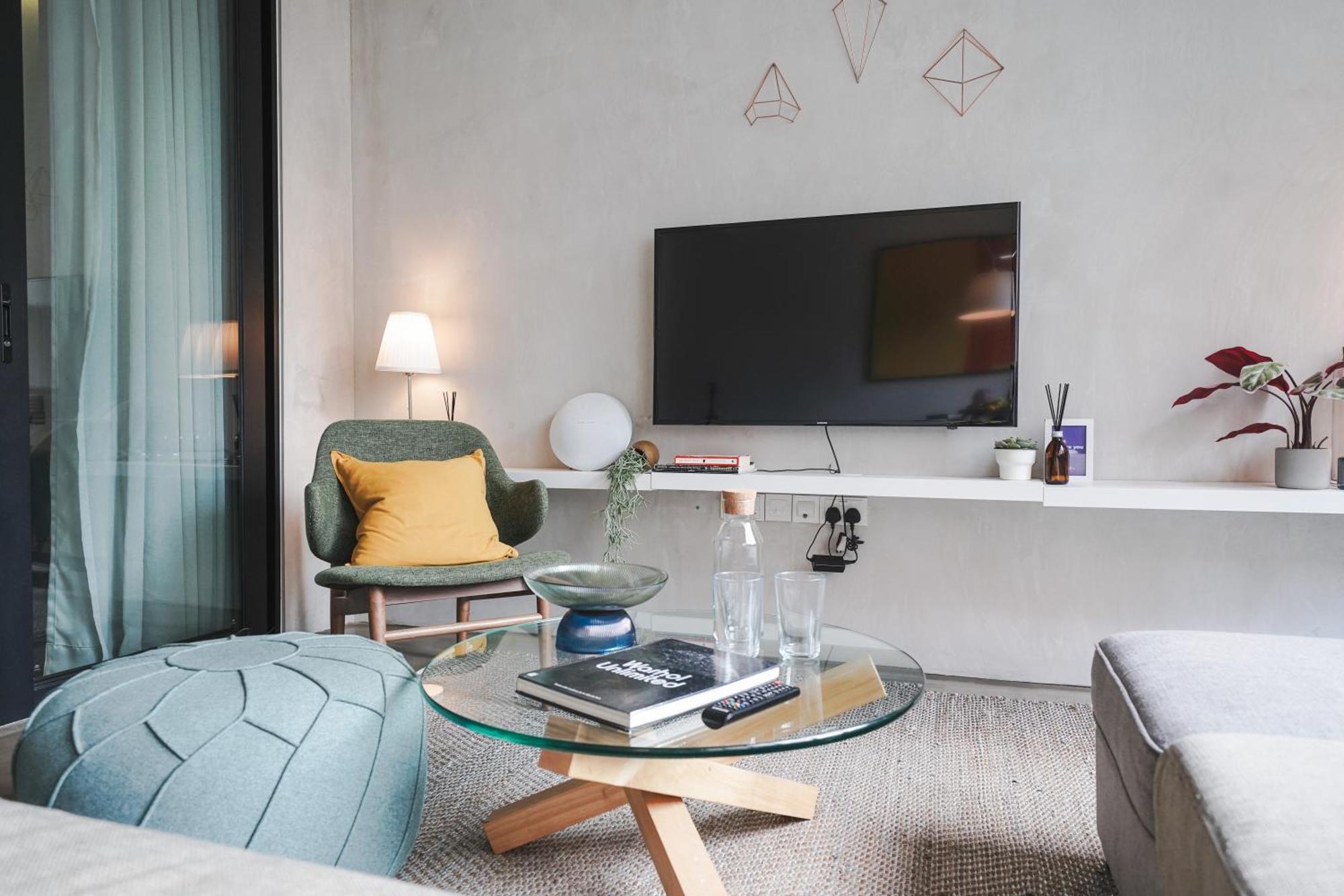 Apartment Base Residences: Hong Kong Street *