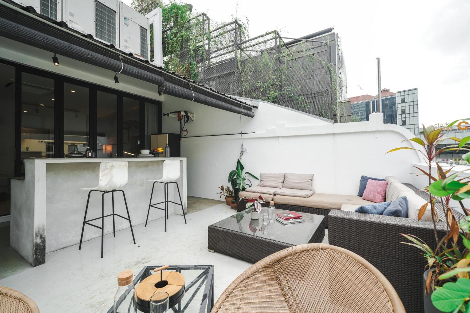Apartment Base Residences: Hong Kong Street *