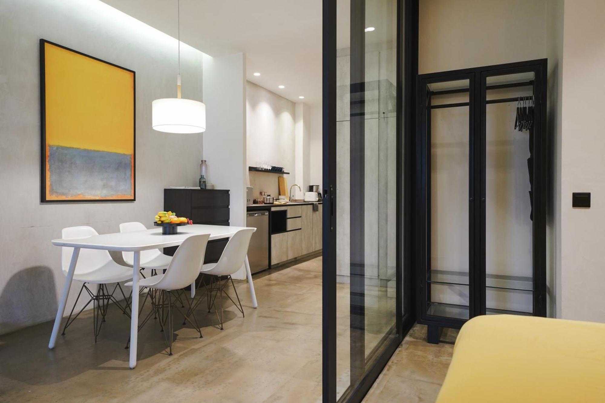 Apartment Base Residences: Hong Kong Street *