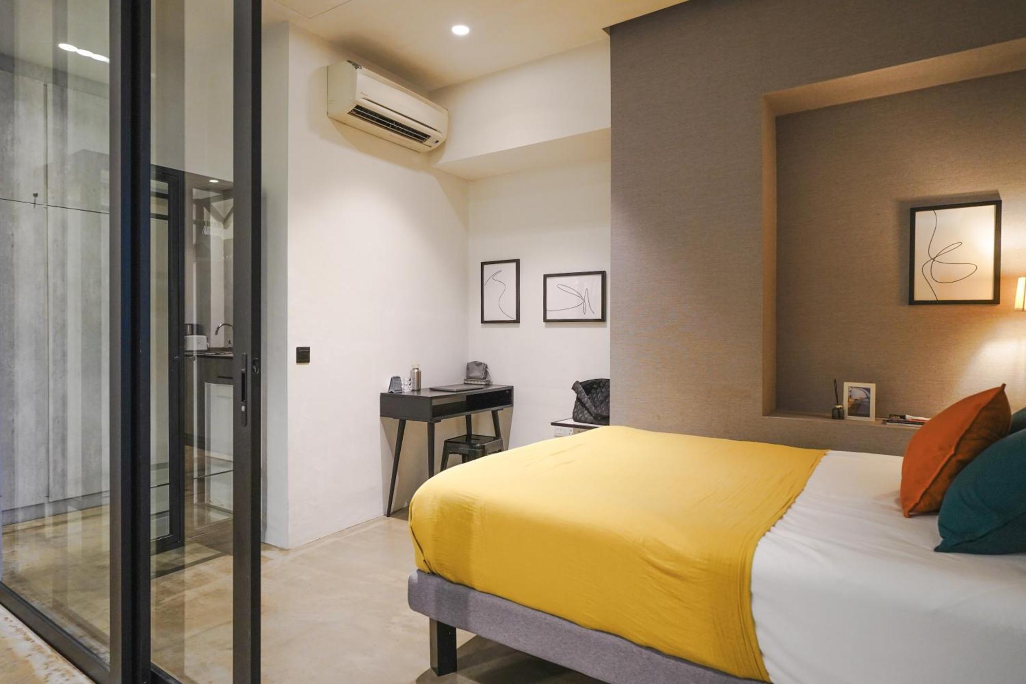 Base Residences: Hong Kong Street Apartment *