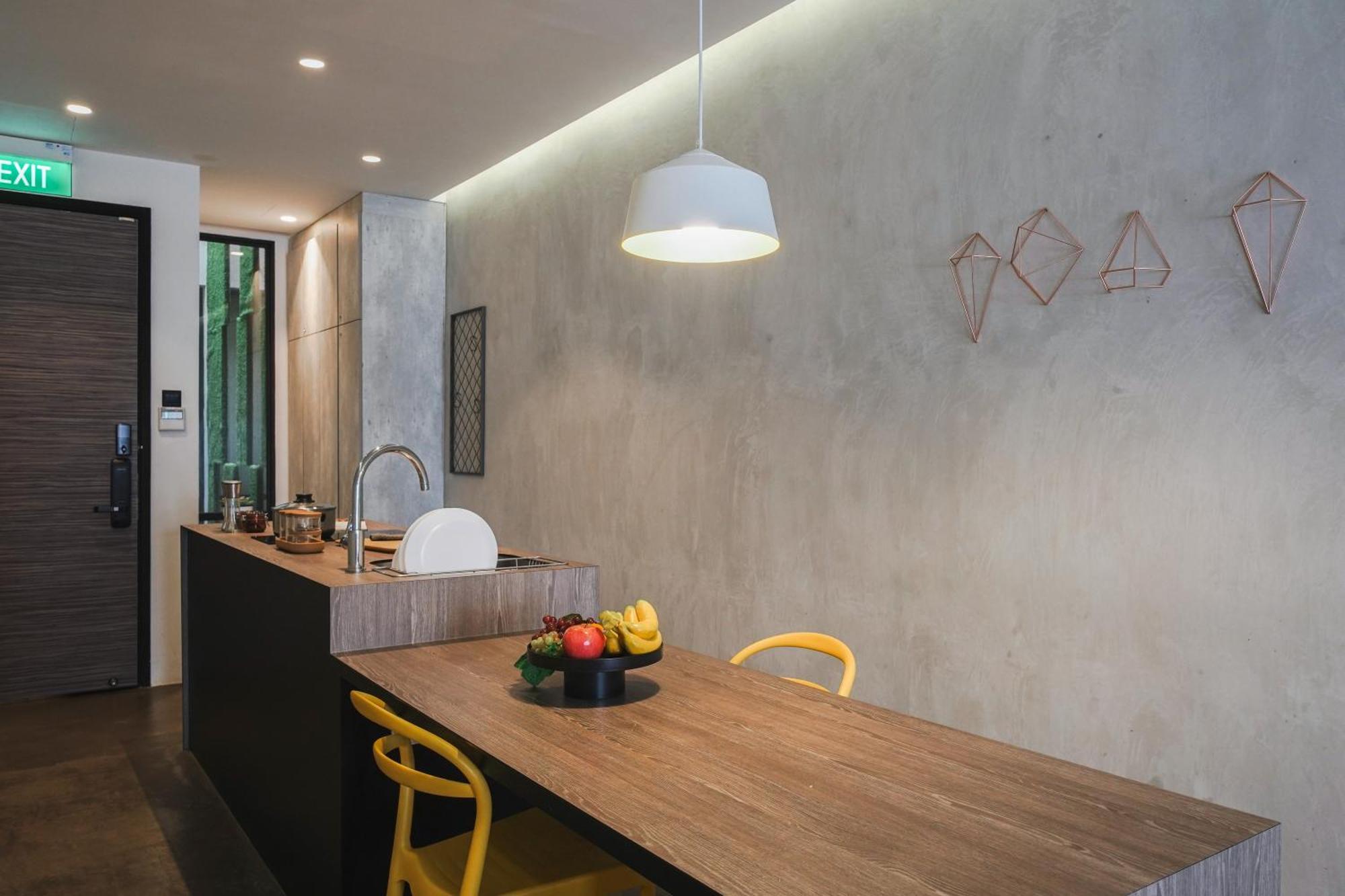 Apartment Base Residences: Hong Kong Street