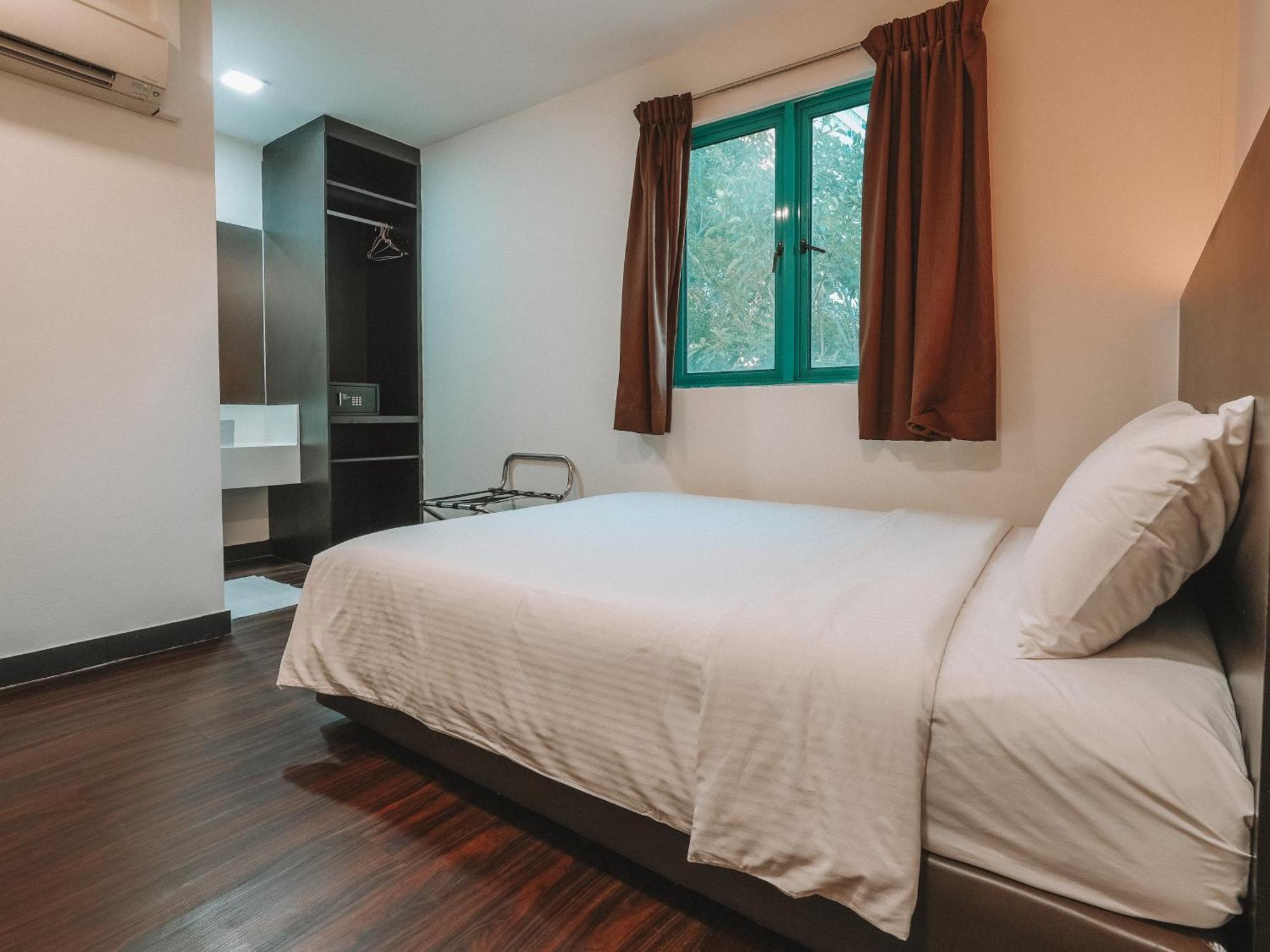 A Hotel Desker, Stay From 10Pm To 9Am 3*