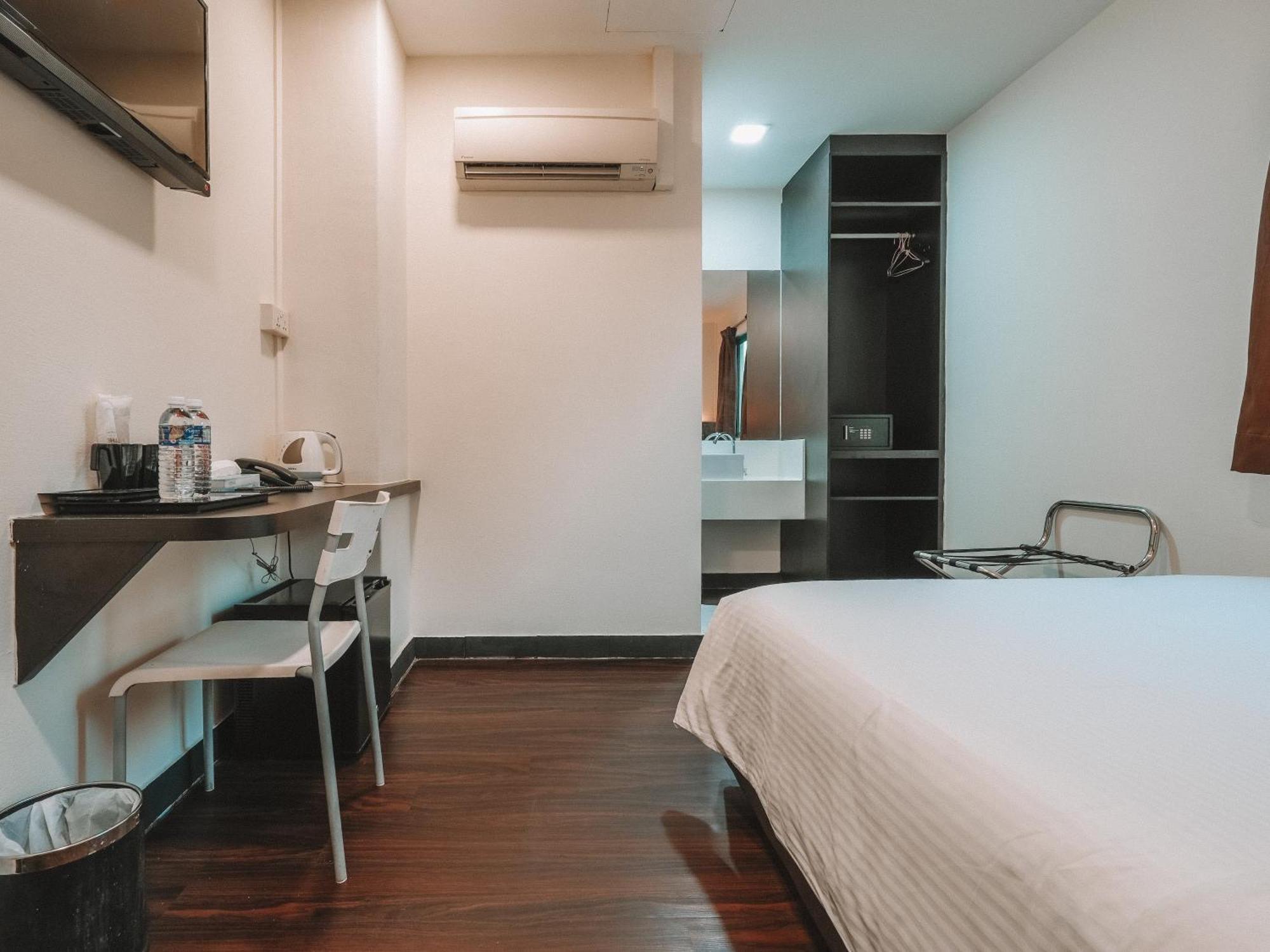 A Hotel Desker, Stay From 10Pm To 9Am
