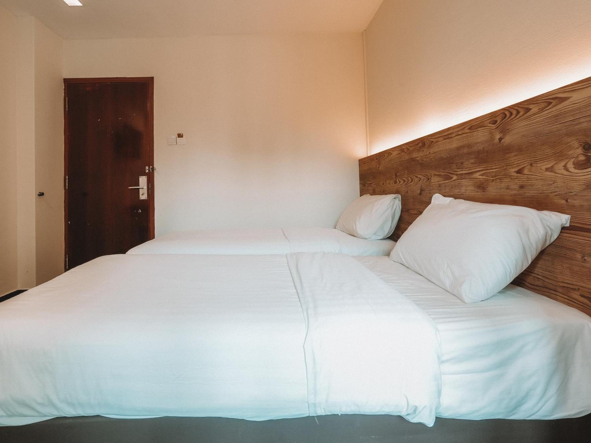 A Hotel Desker, Stay From 10Pm To 9Am Hotel 3*