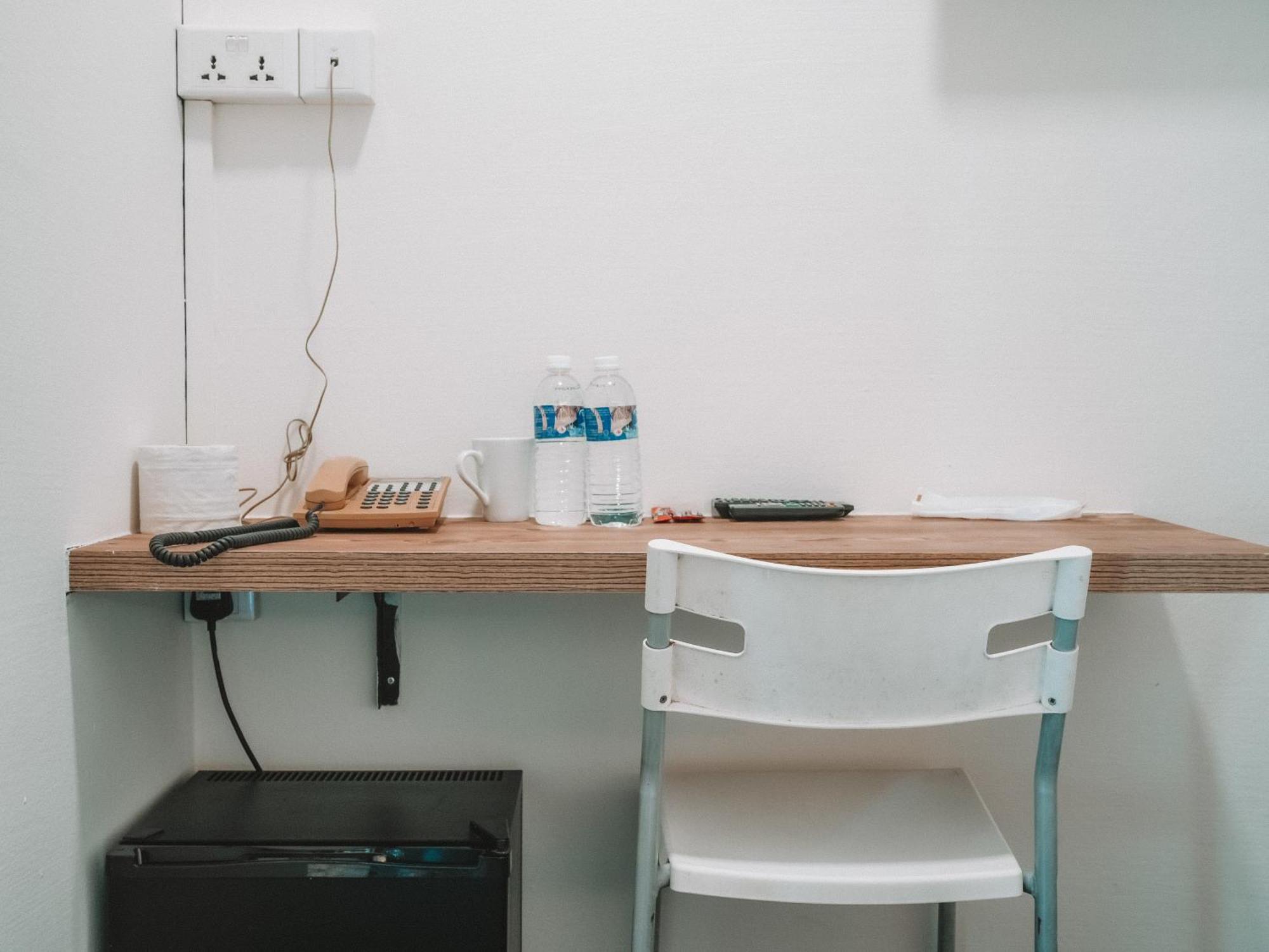A Hotel Desker, Stay From 10Pm To 9Am Hotel Singapore