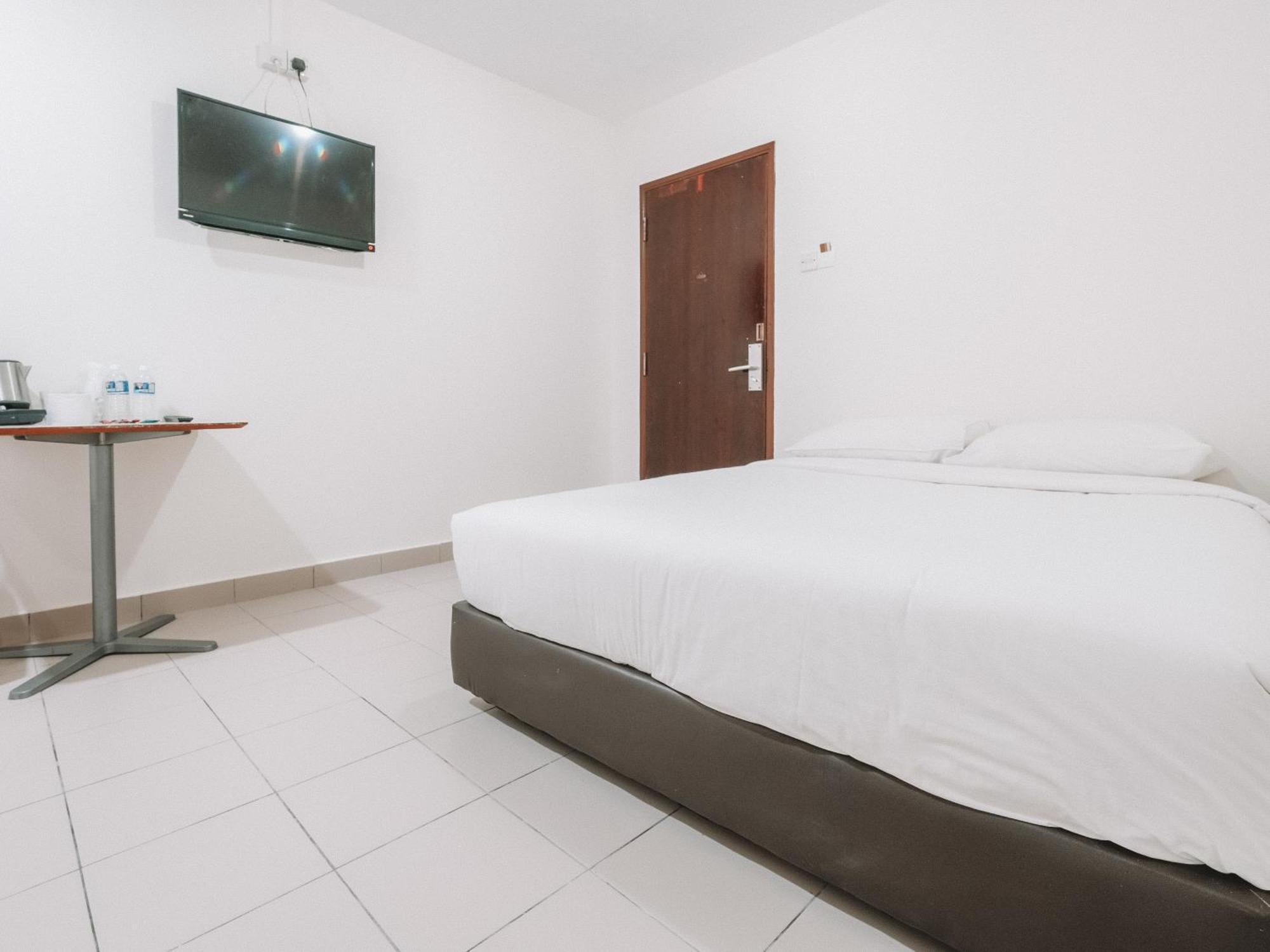 A Hotel Desker, Stay From 10Pm To 9Am Singapore