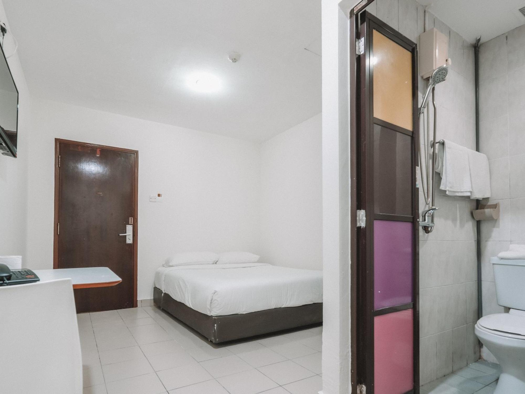 A Hotel Desker, Stay From 10Pm To 9Am Hotel 3*
