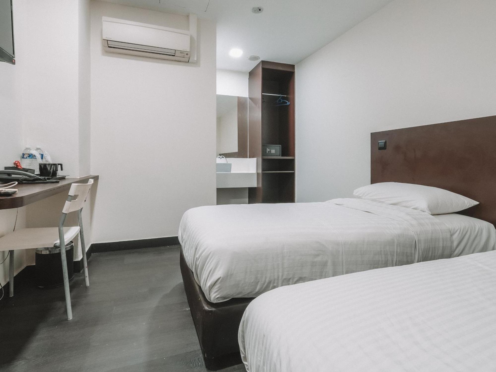 Hotel A Hotel Desker, Stay From 10Pm To 9Am 3*