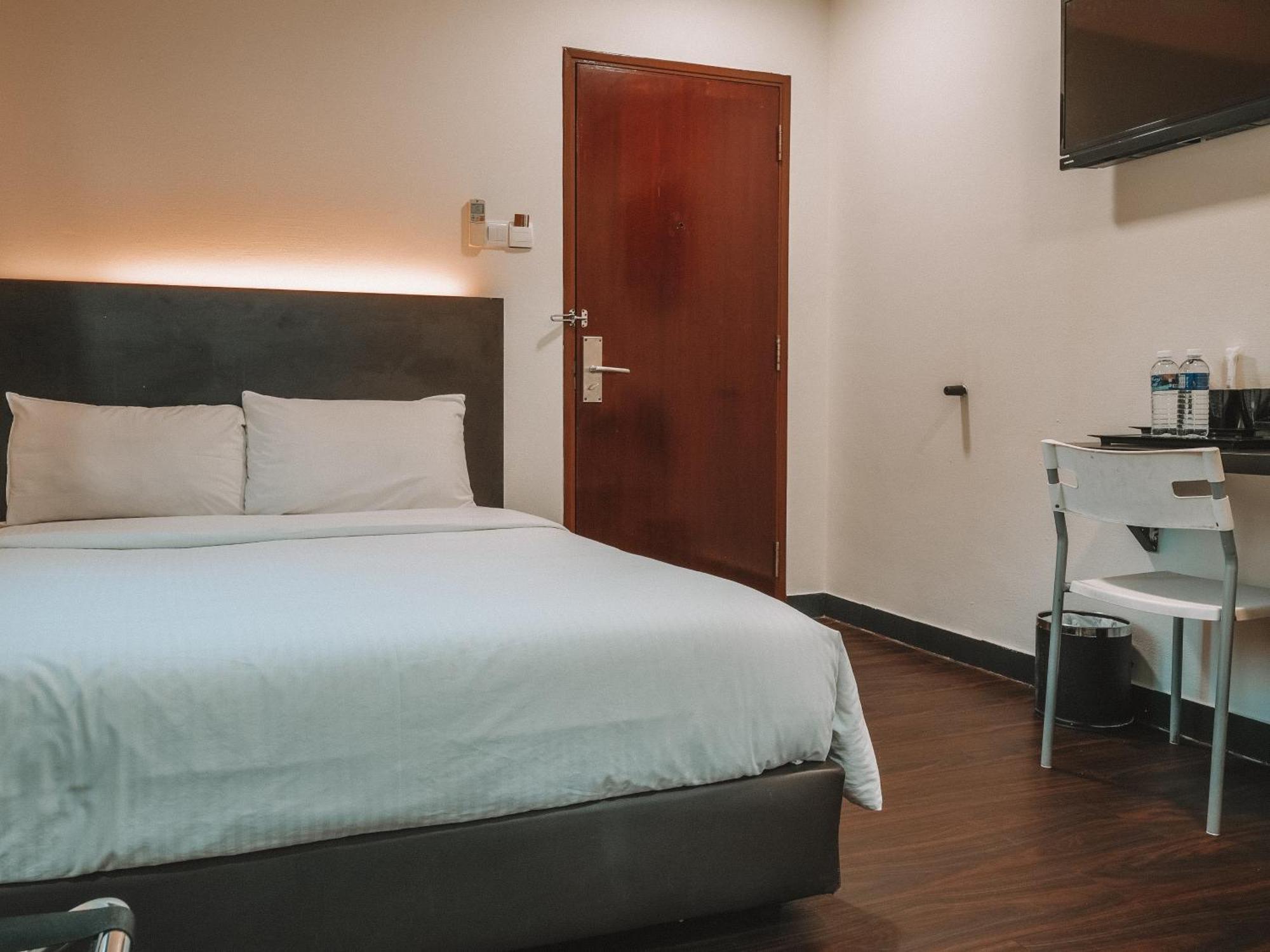 A Hotel Desker, Stay From 10Pm To 9Am Hotel Singapore