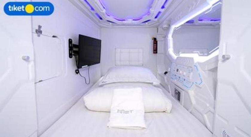 Hostel Met A Space Pod @ Chinatown