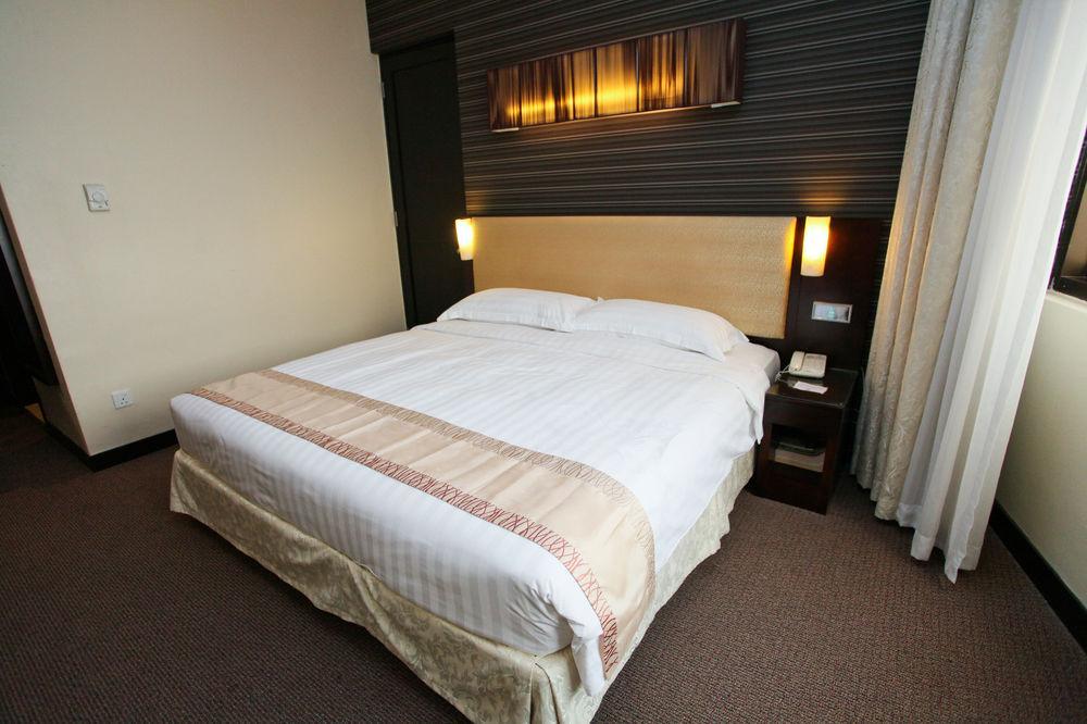 Royal Queens Hotel 4*