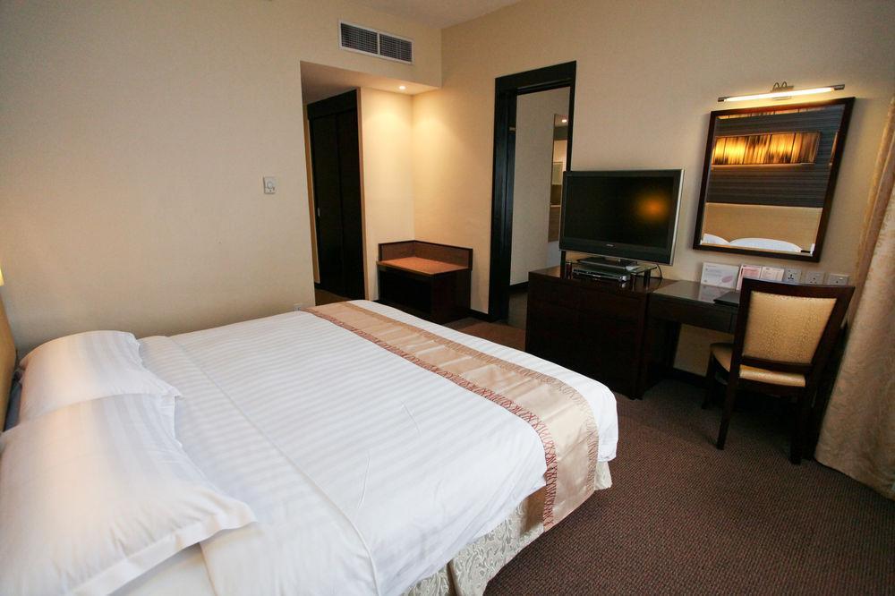 Royal Queens Hotel 4*