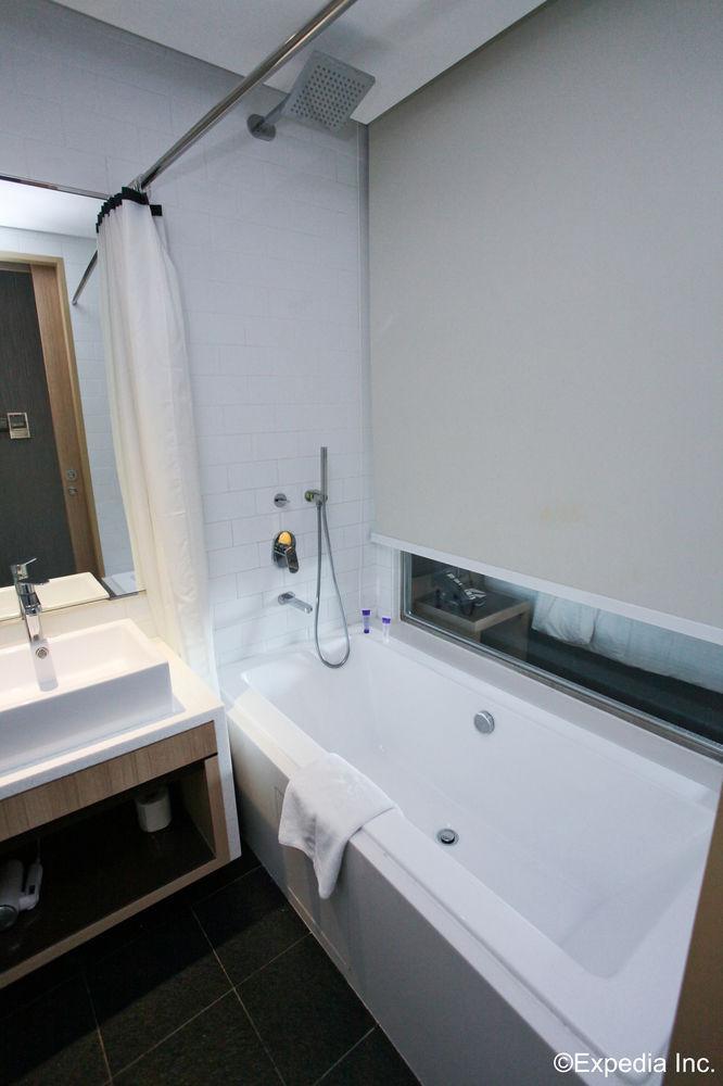 Aqueen Kitchener Hotel 3*