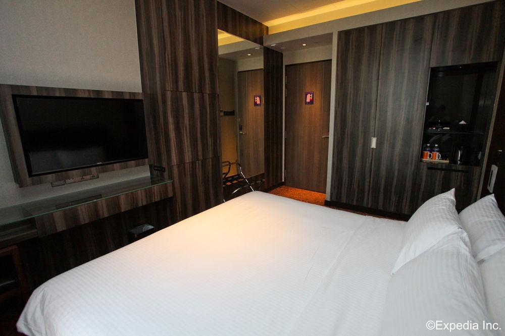 Aqueen Kitchener Hotel