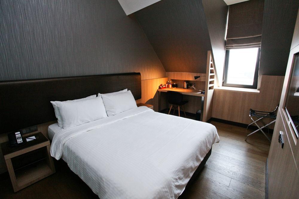 Aqueen Kitchener Hotel