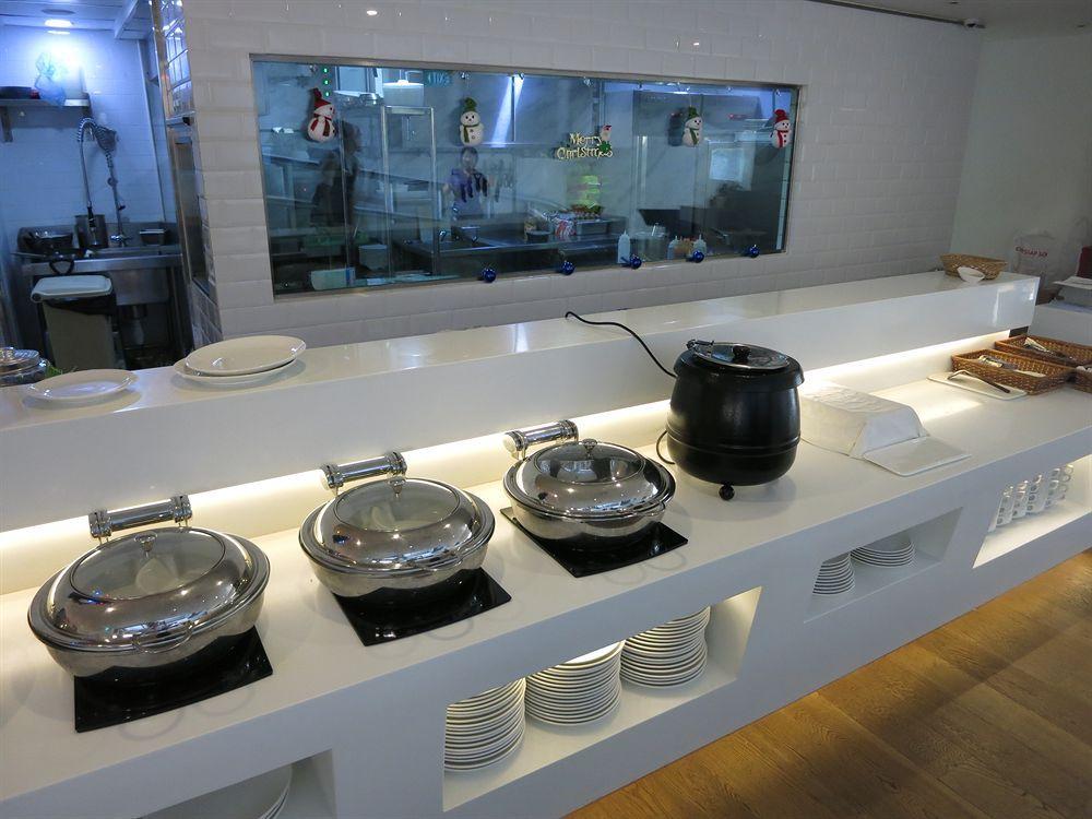 Aqueen Kitchener Hotel 3*
