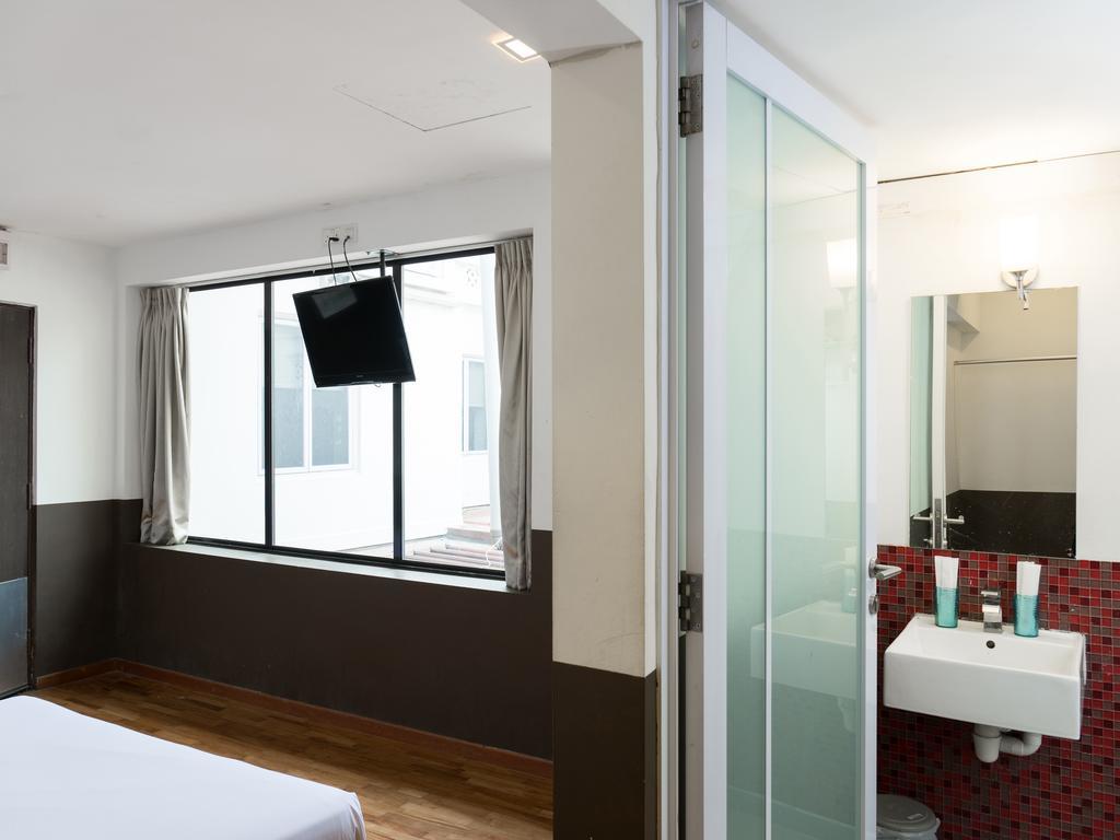 Hotel Reddoorz Near Mustafa Center 2*