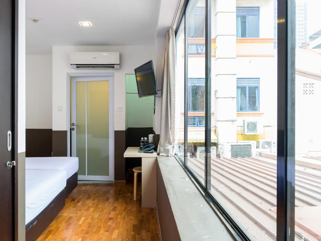 Hotel Reddoorz Near Mustafa Center 2*