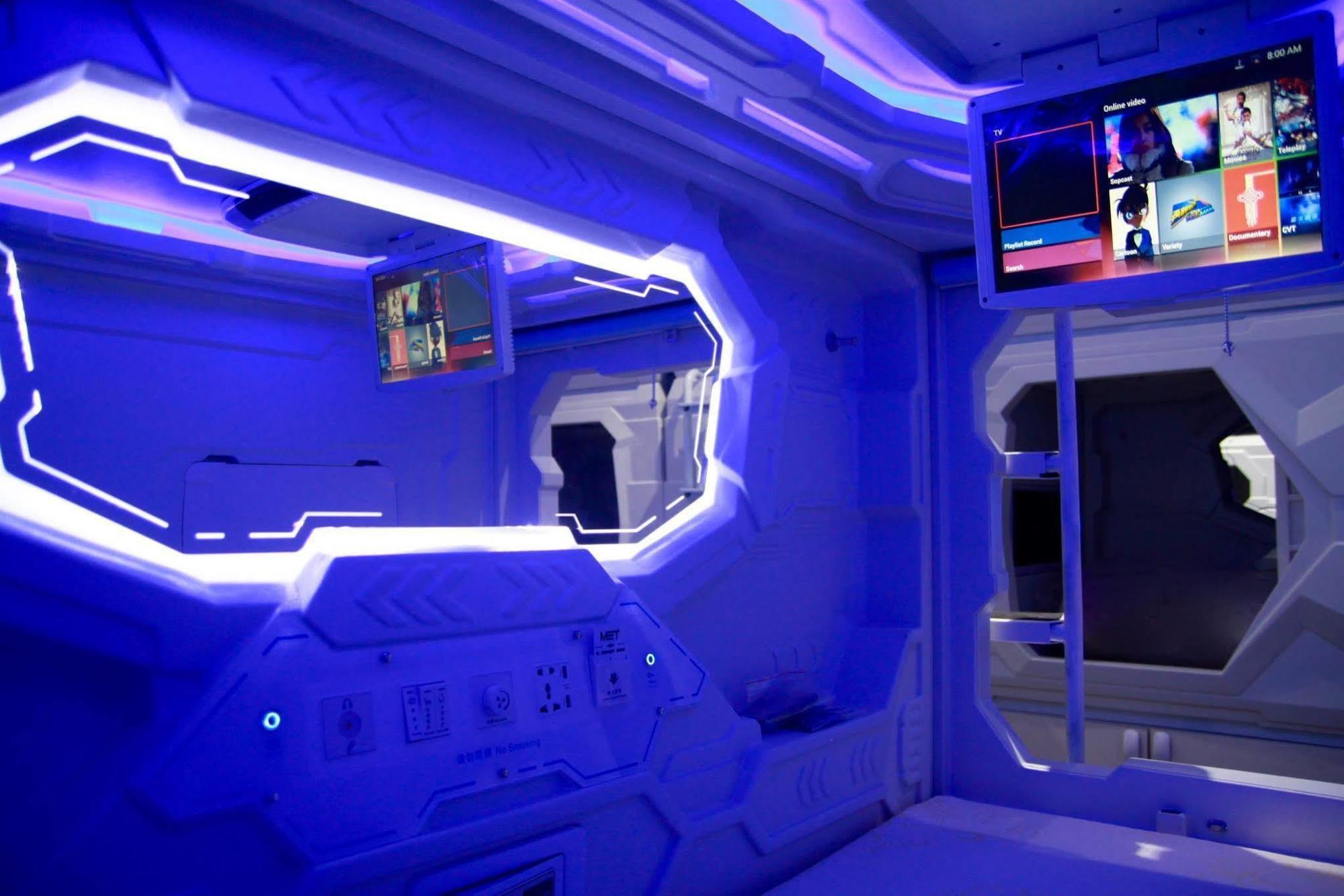 Met A Space Pod @ Little India Capsule hotel Singapore
