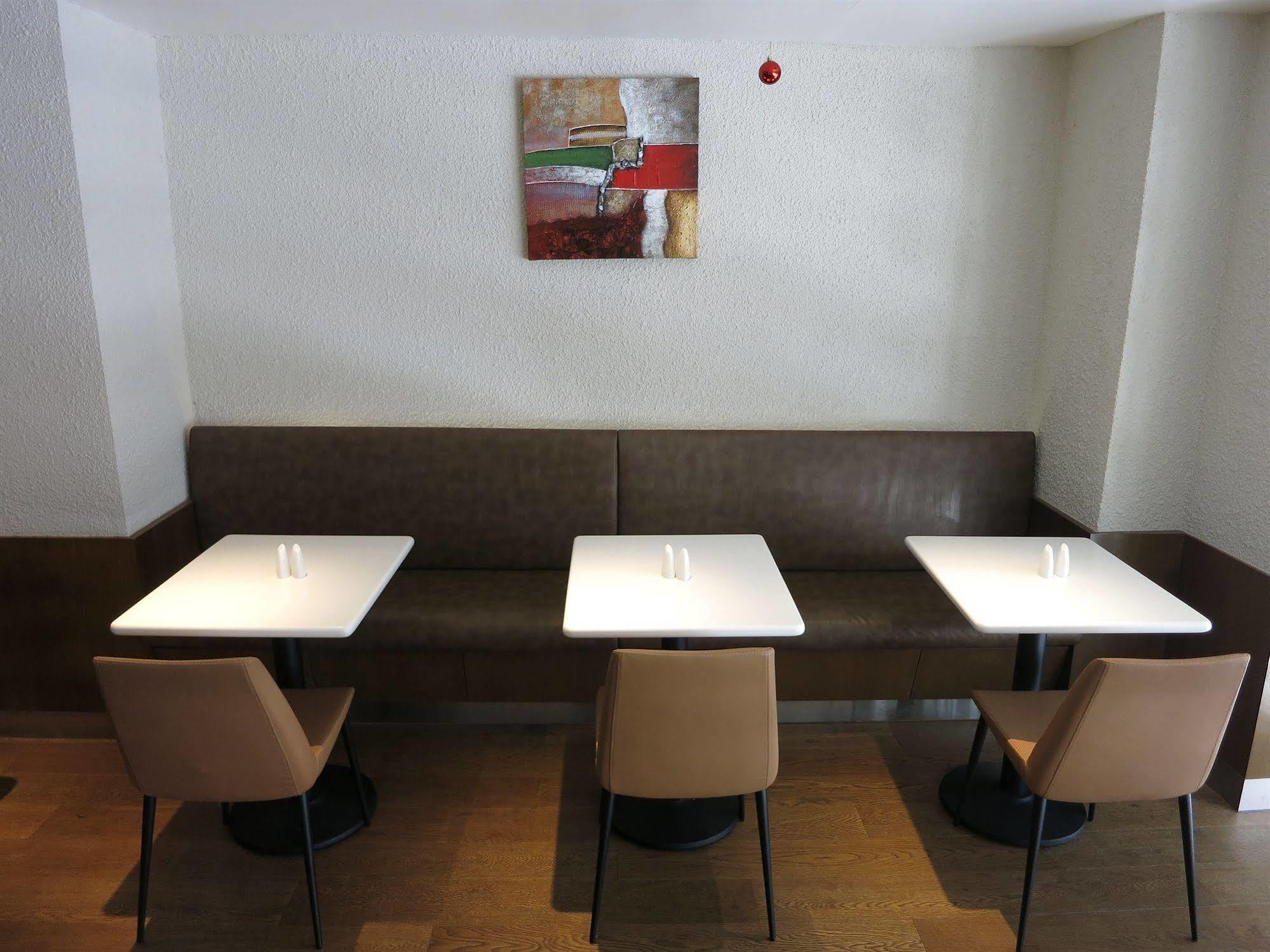 Aqueen Kitchener Hotel 3*