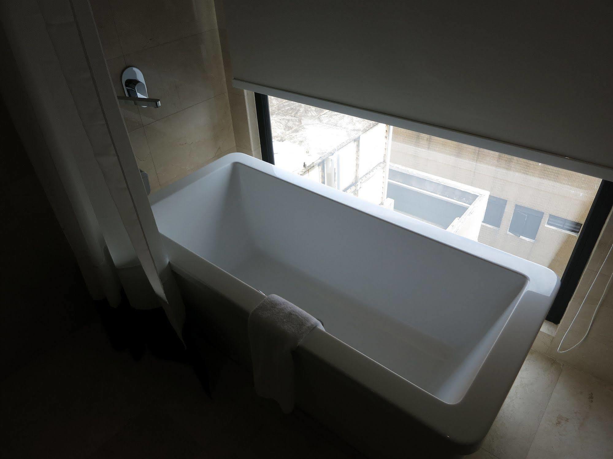 Aqueen Kitchener Hotel