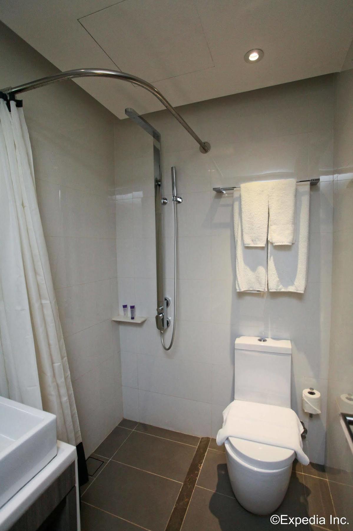 Aqueen Kitchener Hotel Singapore