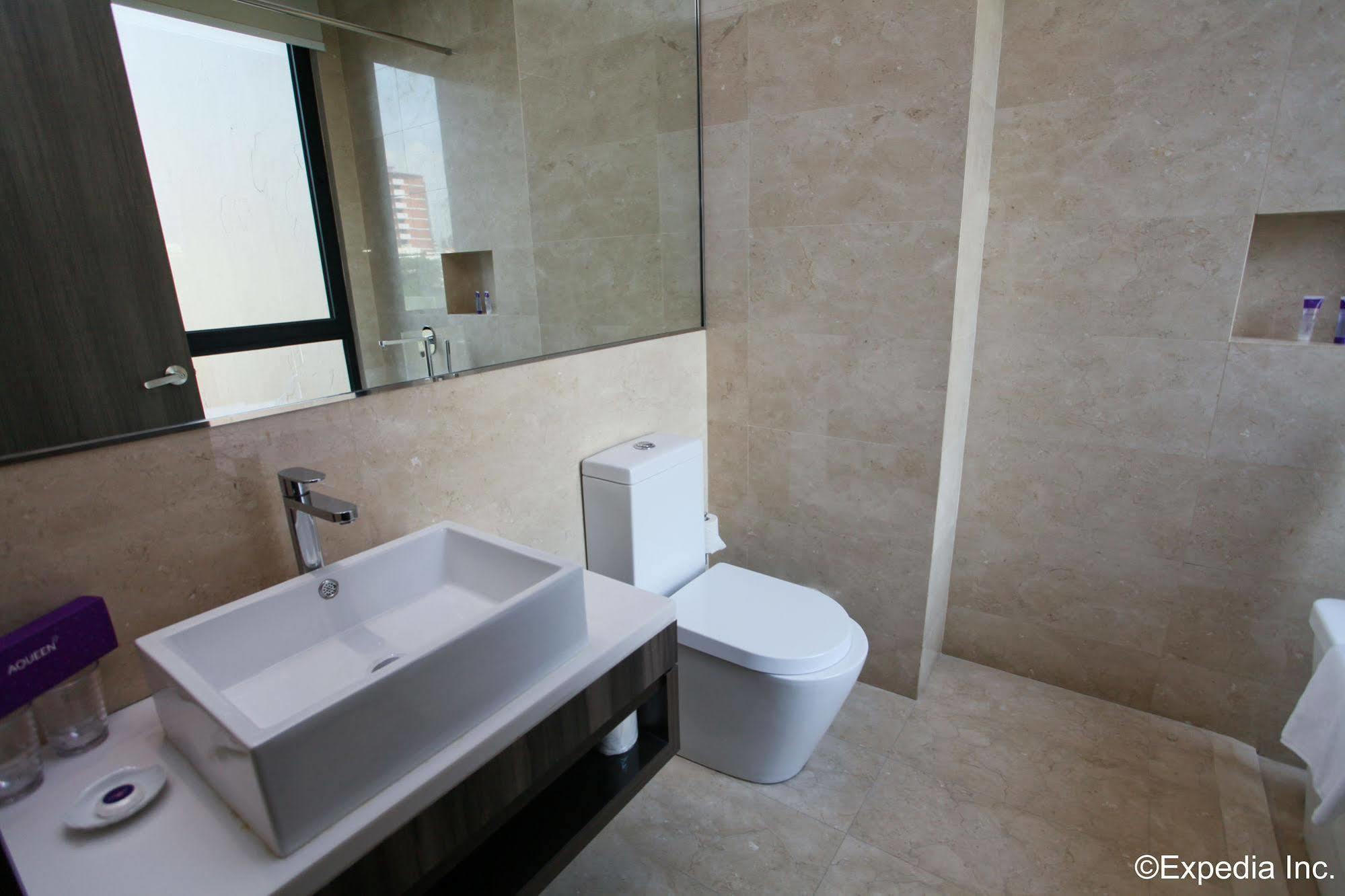 Hotel Aqueen Kitchener 3*