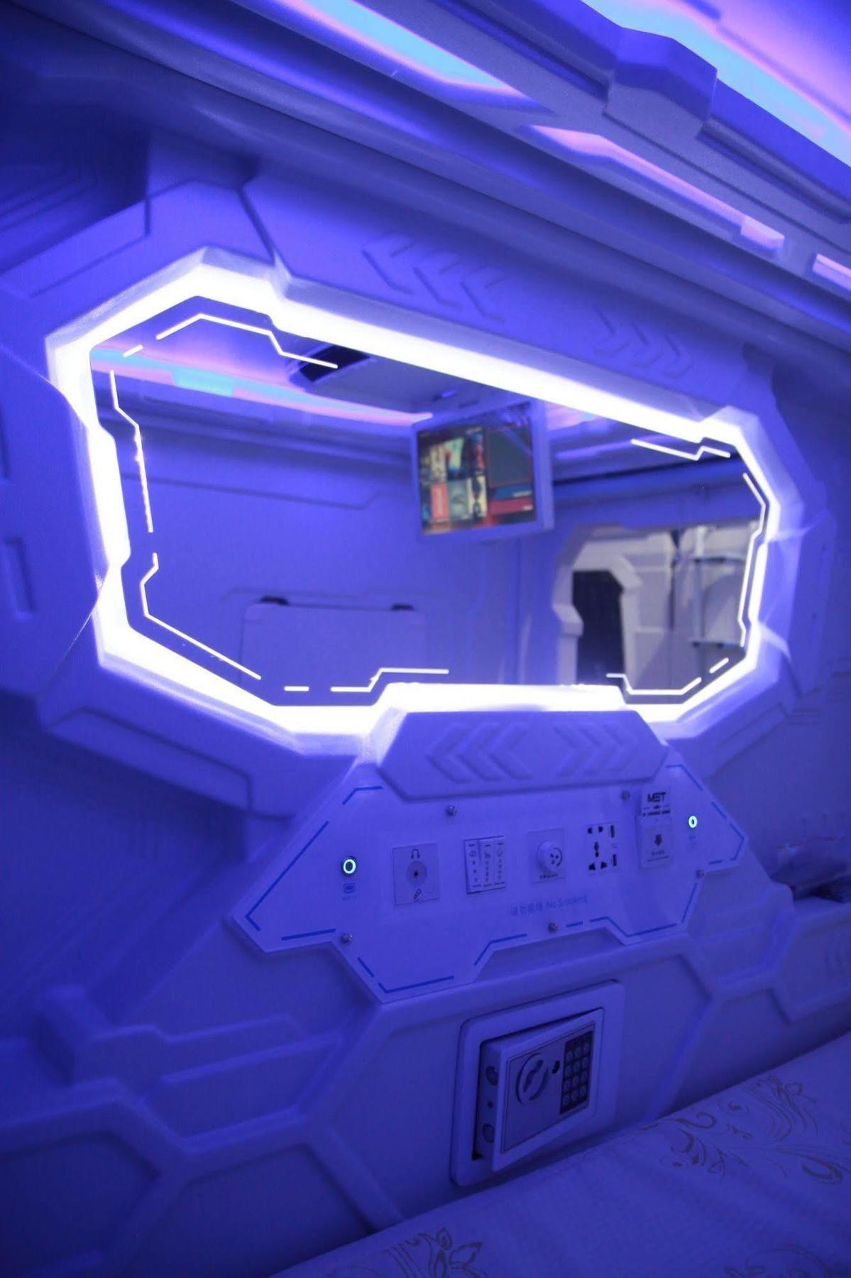 Capsulehotel Met A Space Pod @ Little India Singapore