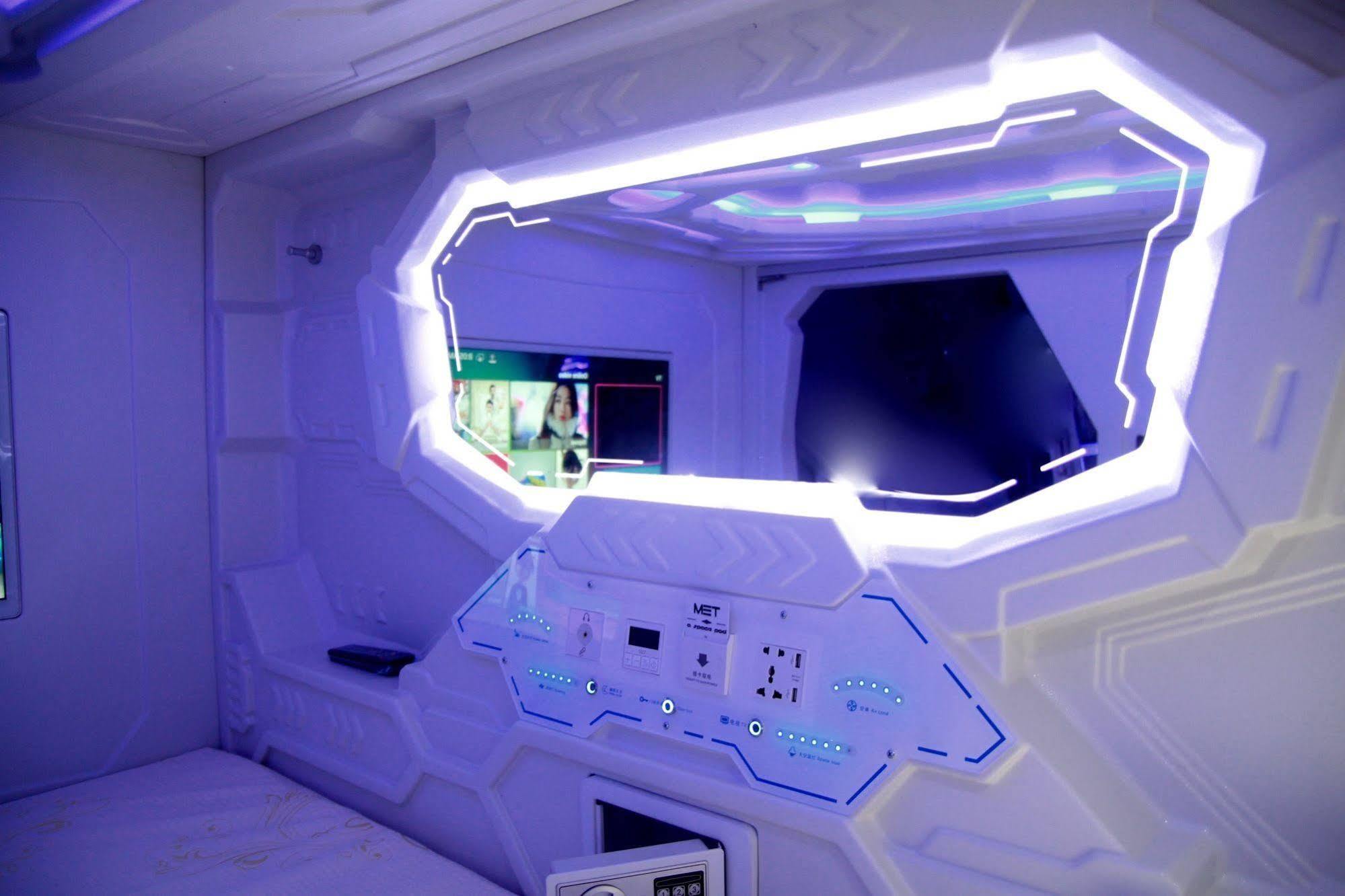Capsulehotel Met A Space Pod @ Little India Singapore