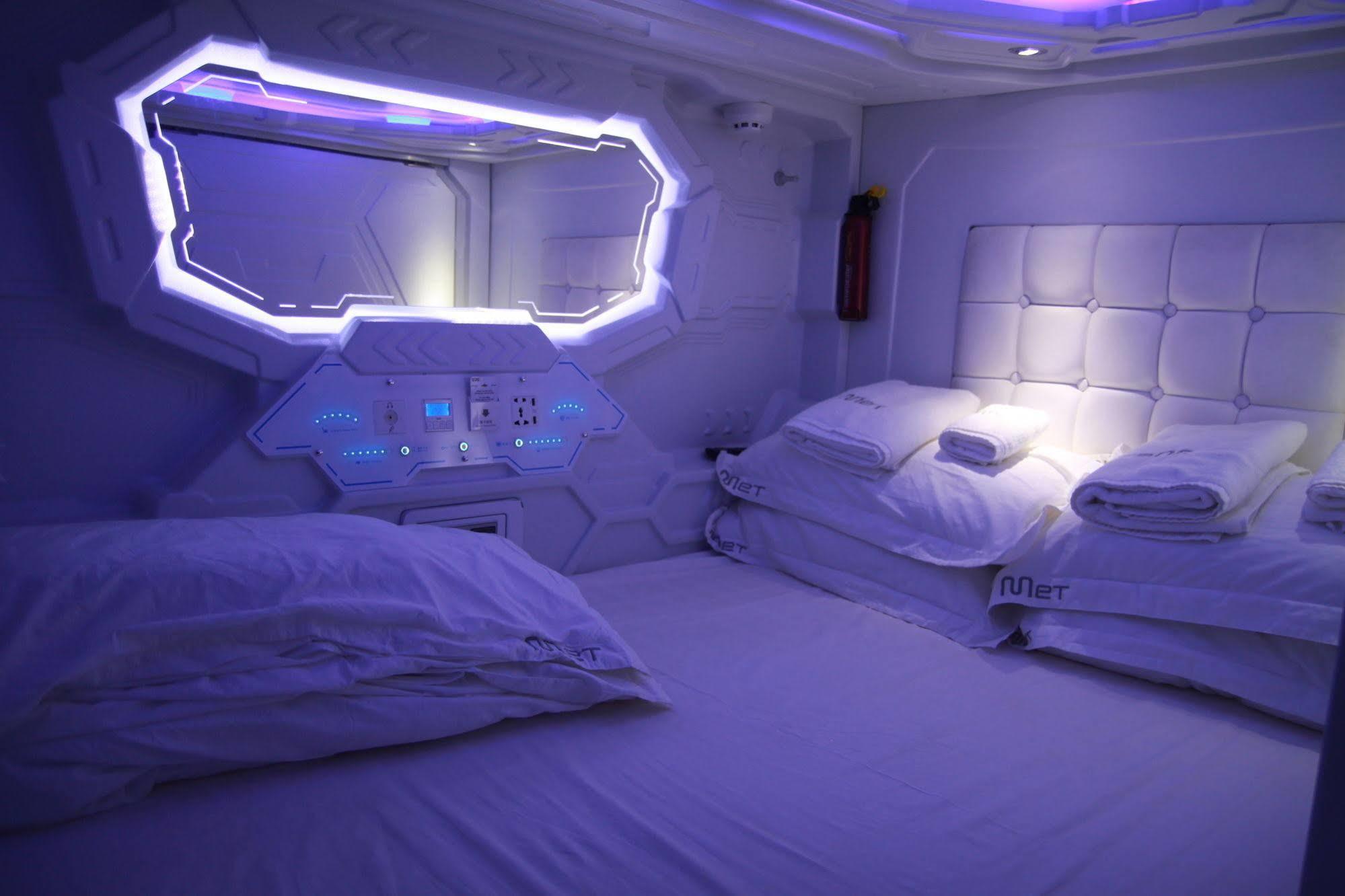 Capsulehotel Met A Space Pod @ Little India Singapore