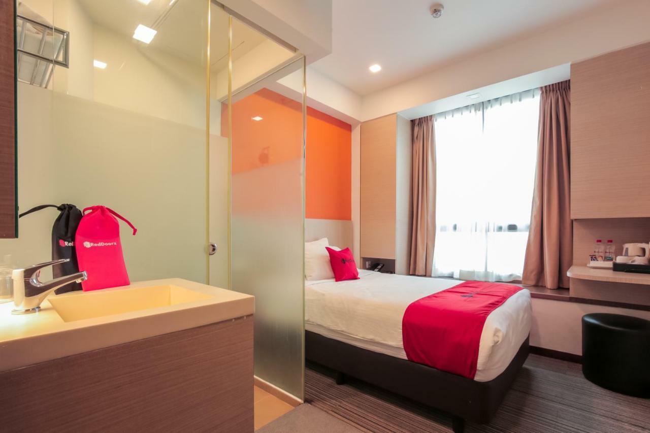 Hotel Reddoorz Premium @ Balestier 3*