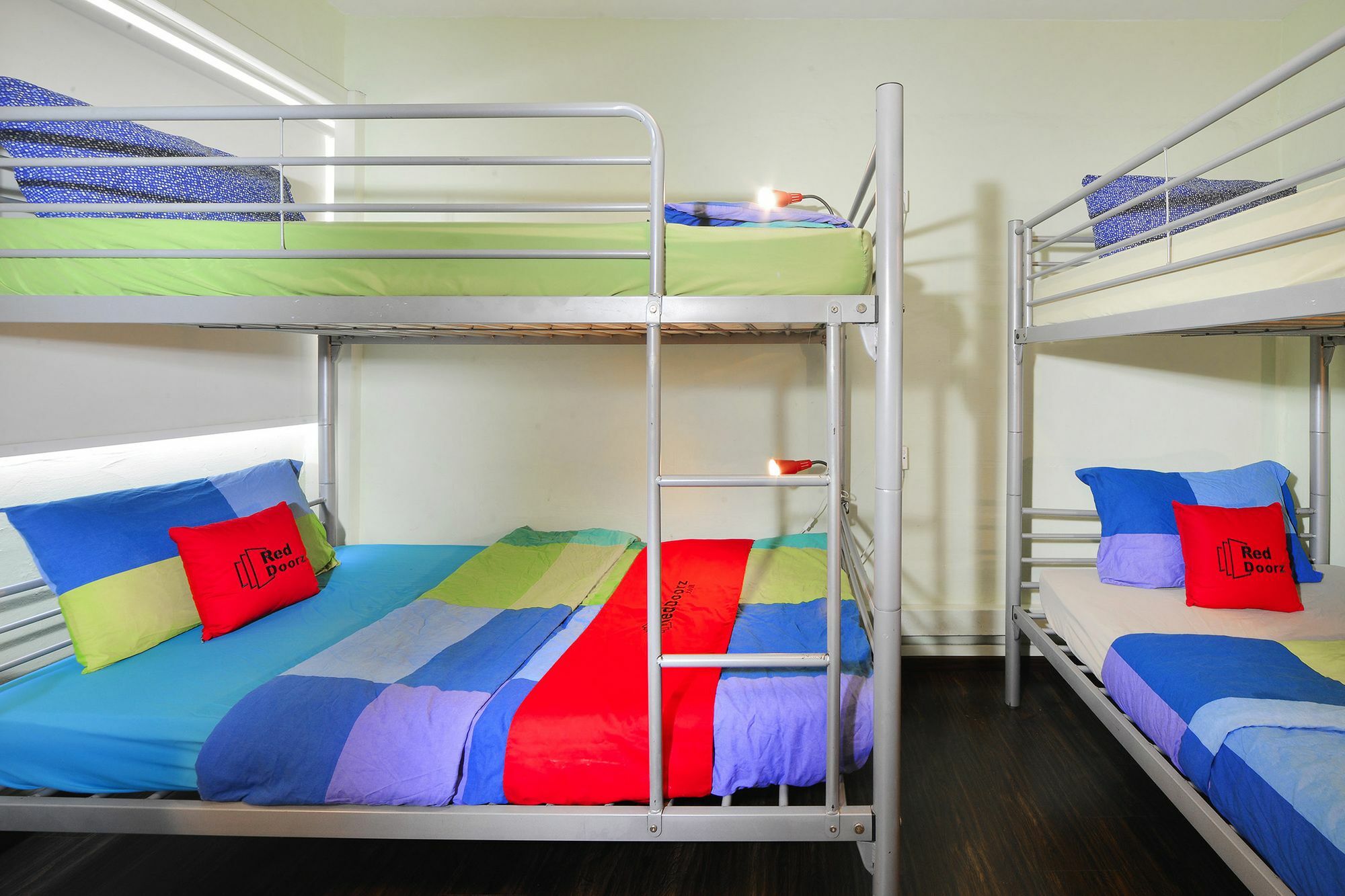 Hotel Reddoorz Near Kampong Bahru Road *