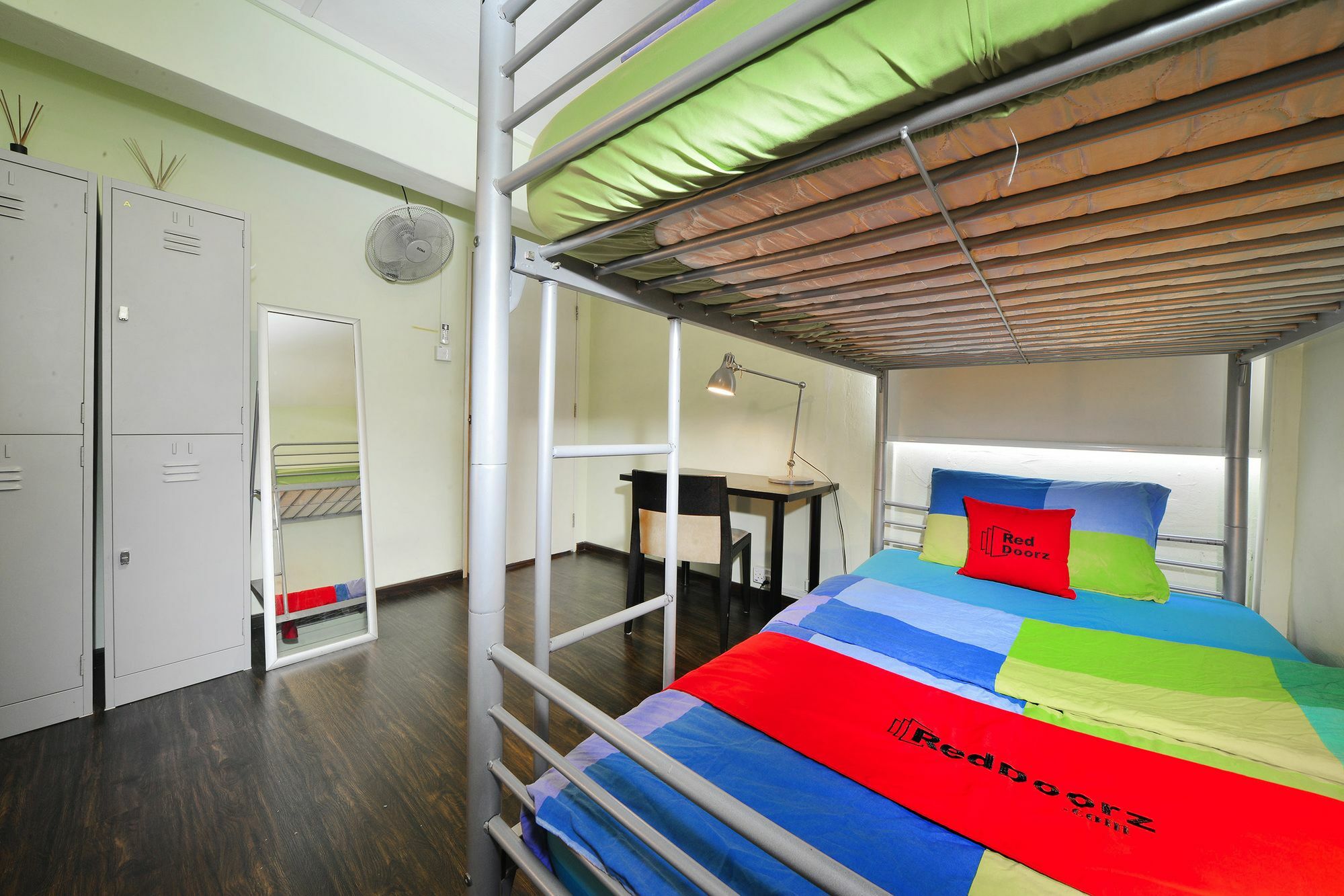 Reddoorz Near Kampong Bahru Road Hotel